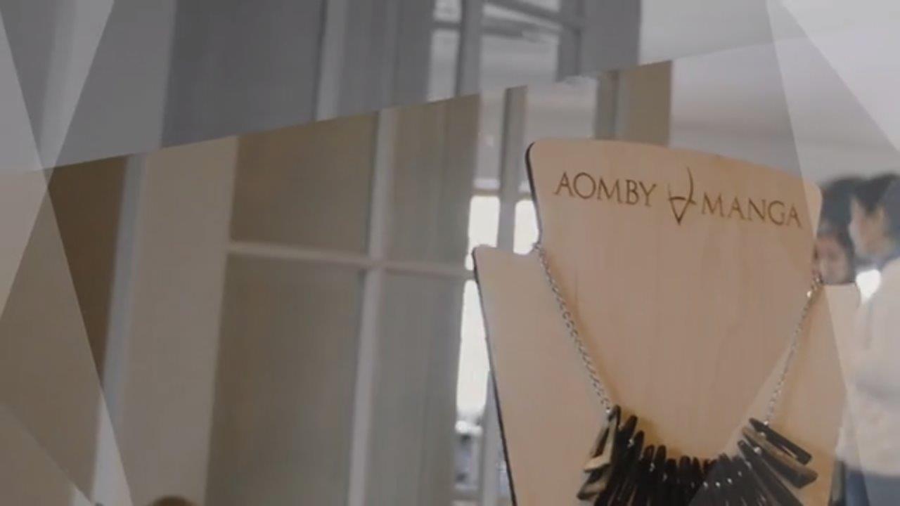 A close up of a stand, the text says: "Aomby Manga"