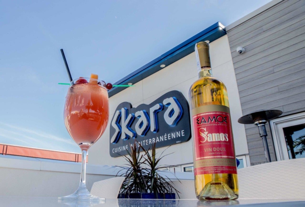 A bottle of samos wine with a samos cocktail at Skara cuisine mediterraneenne
